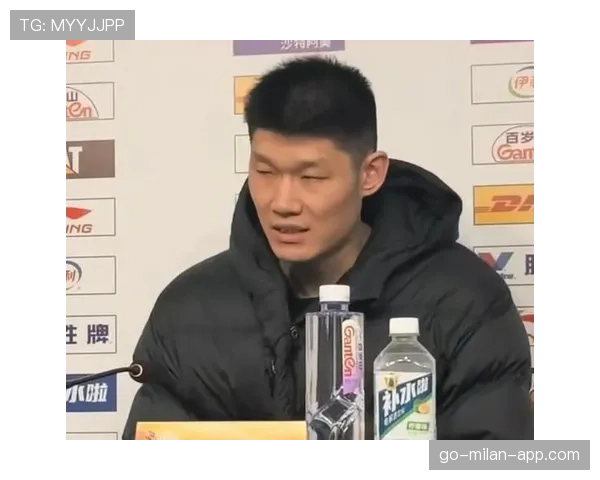 胡金秋连喝个奶茶都这么讲究，普通人估计要看着瘾哭了