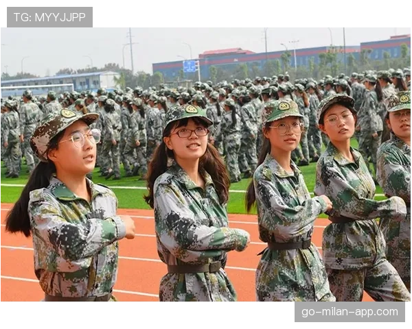 魏秋月上场像军训教官，下场像会打扮的有钱邻居——这反差让人嗑不完